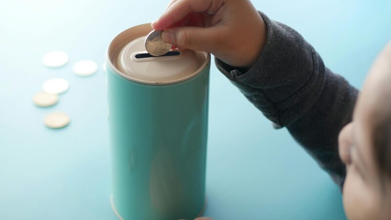 Így taníthatjuk meg a gyerekeknek a pénz értékét a mindennapok során