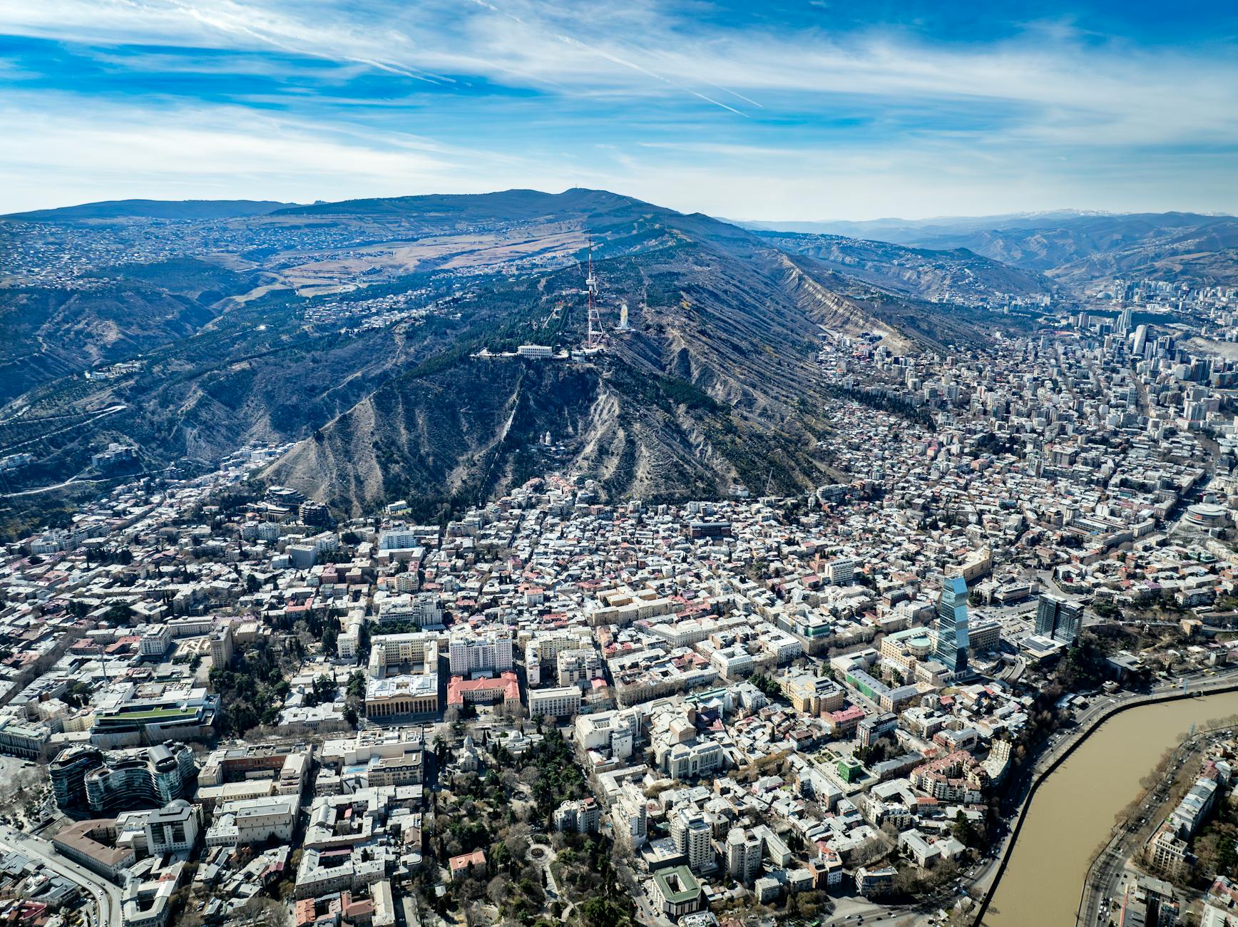 Grúzia minden utazót levesz a lábáról a hófödte hegycsúcsaival és az ősi borkultúrájával