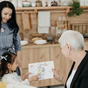 Így maradhatunk talpon a gyereknevelés és az idős szülők gondozásának kettős szorításában