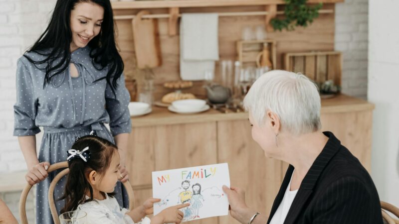 Így maradhatunk talpon a gyereknevelés és az idős szülők gondozásának kettős szorításában