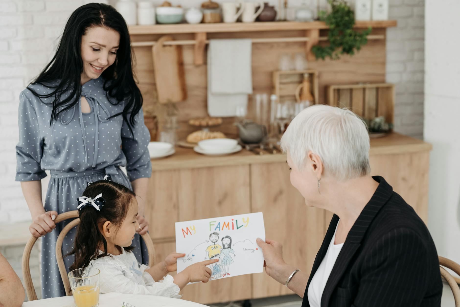 Így maradhatunk talpon a gyereknevelés és az idős szülők gondozásának kettős szorításában