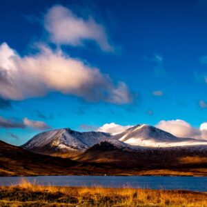 Miért érdemes legalább egyszer végigvezetni a vadregényes skót felföldön?