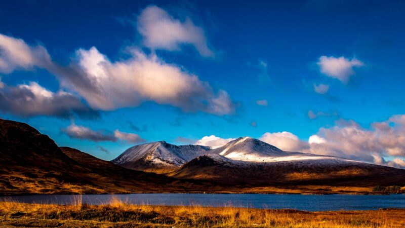 Miért érdemes legalább egyszer végigvezetni a vadregényes skót felföldön?