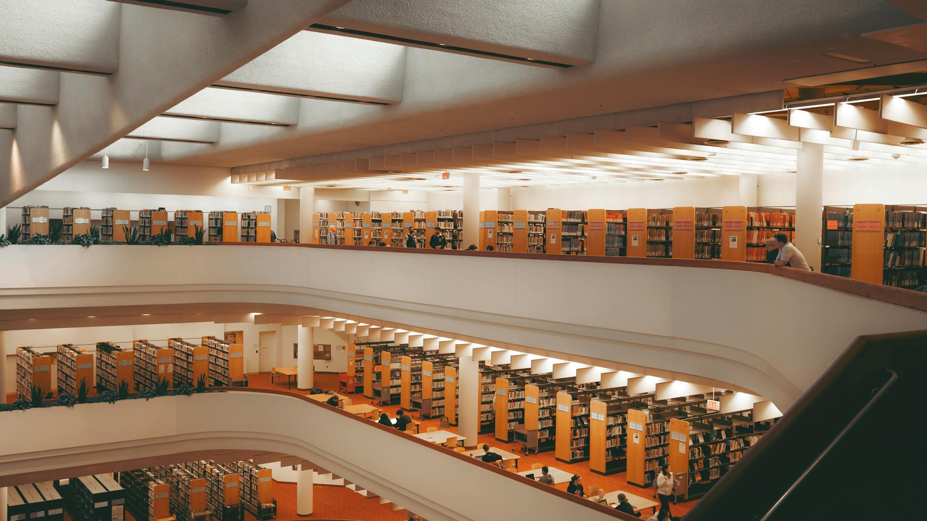 Miért érdemes gyakrabban ellátogatni a helyi könyvtárba?